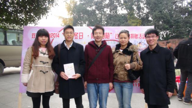 我校师生在捐赠现场留影