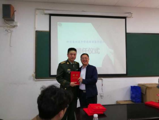 龙校长给来自高校的外聘教师颁发聘书