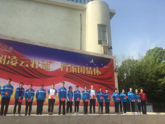 向书记和获奖学生合影留念