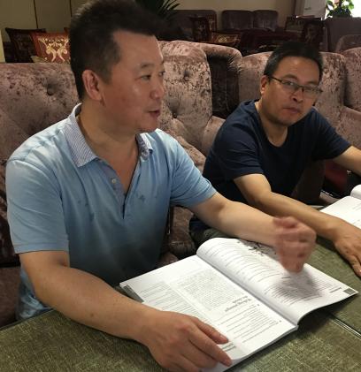 图1蒋建平老师主持会议