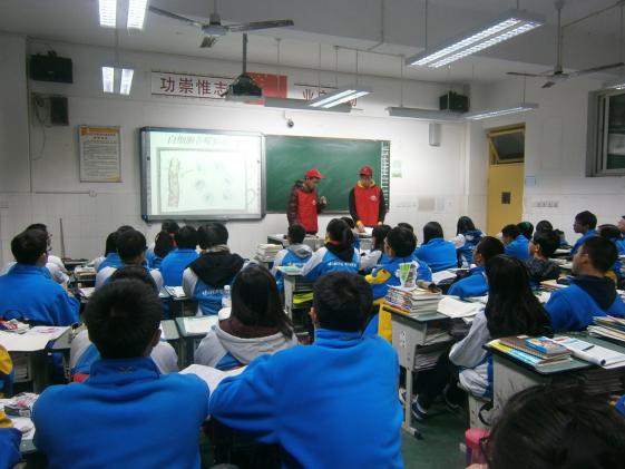 志愿者给同学们播放血液相关视频