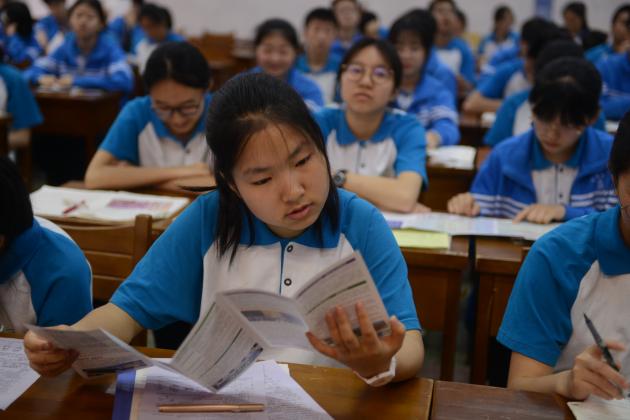 学生认真看宣传册