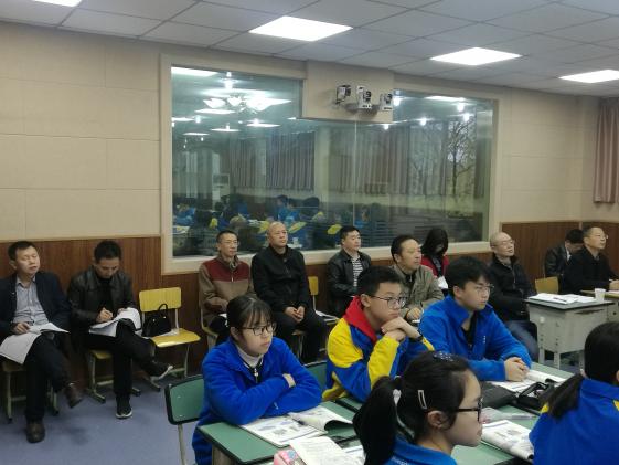课堂上聚精会神的老师和学生一角