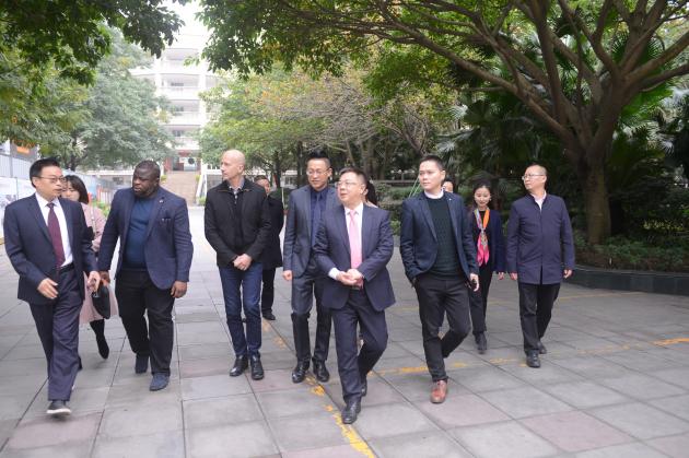 龙清明校长亲自接见远道而来的客人们