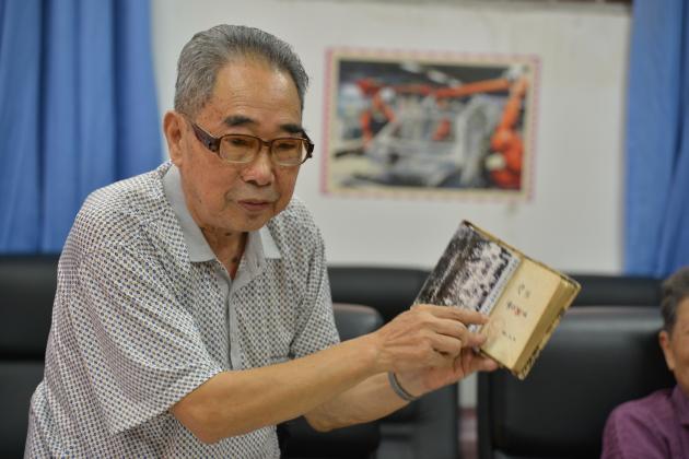 双流中学校友胡德明展示珍贵笔记