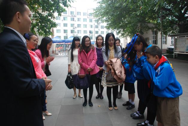 泰国小学生向双流中学老师问好