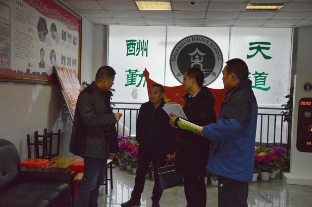 教研员与科任老师交流