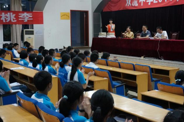 教师代表唐文莉为颁奖典礼致辞