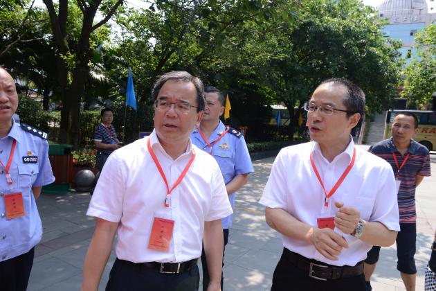 双流区区委书记韩轶与副区长王小乐在双流中学视察