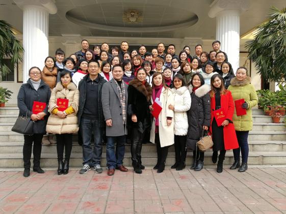 家委会成员与校领导在德馨楼前合影