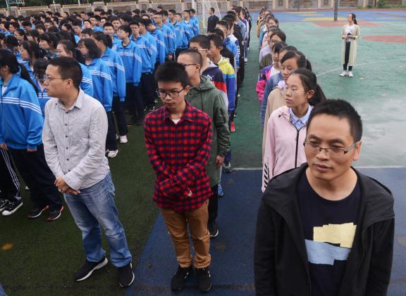 师生认真聆听