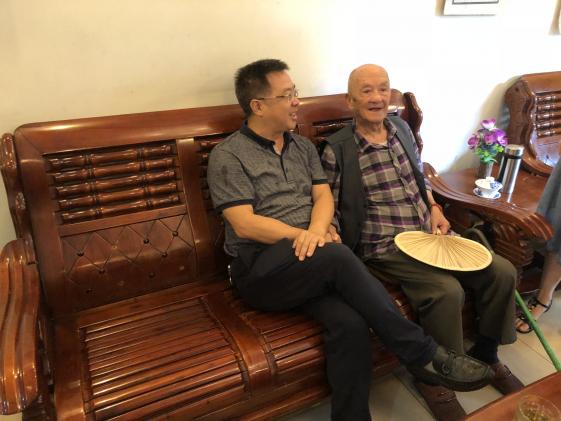 图片2：龙校长和陈老先生亲切交谈