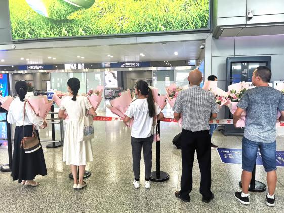 双流中学老师们在机场航站楼等候散插生的到来.