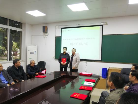龙校长给胡林森老师颁发聘书