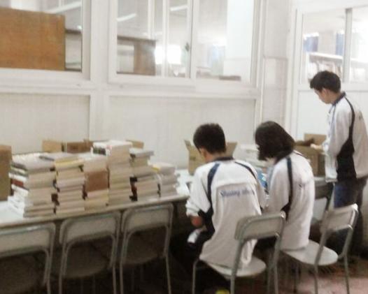 高2011级学生捐书