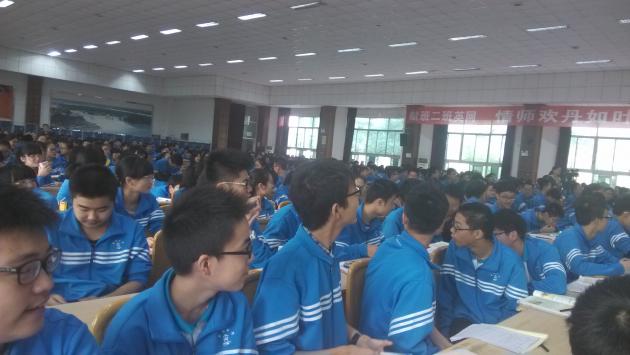 学生热烈讨论
