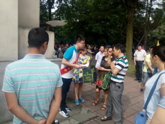 学生志愿者热情服务二