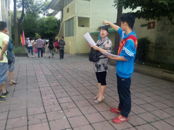 学生志愿者热情服务三
