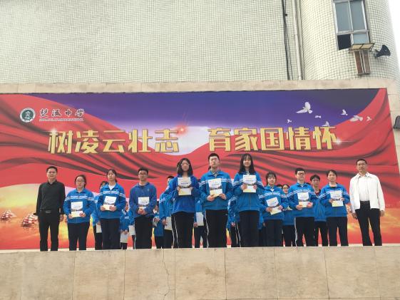 徐校长、向书记和高二年级学生会成员合影留念
