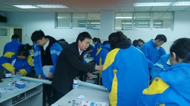 双流中学杜江老师在指导学生实验