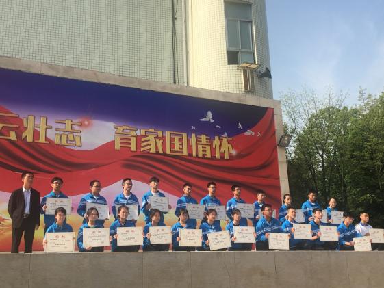 杜主任和获奖班级合影留念