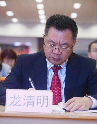 双流中学龙清明校长认真听课