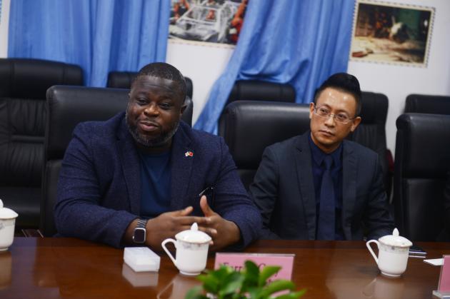 费隆.格雷博士发言