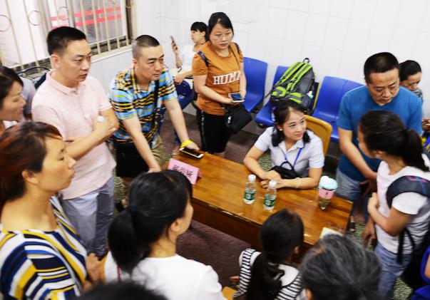 郝碧娅老师与家长深入交流