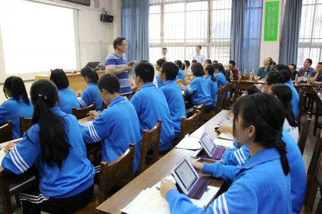李菲老师为双中学生上物理课