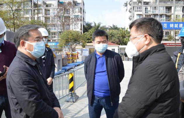 韩轶书记（左）听取龙清明校长（右）汇报工程相关情况