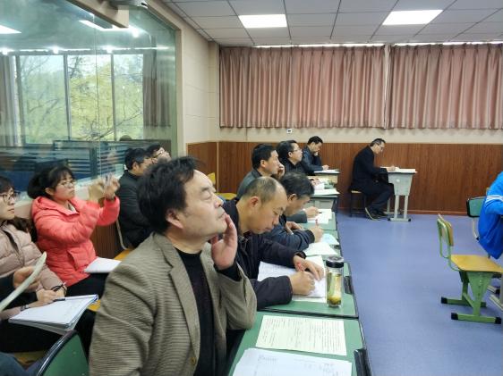 双流中学化学教师认真听课