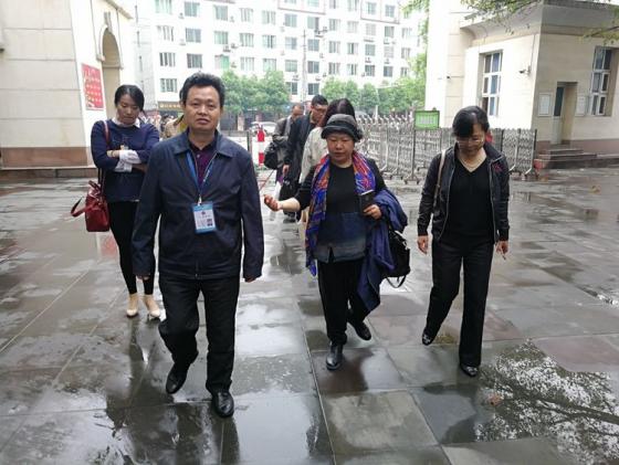 专家组一行进入双流中学