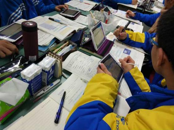 学生在课堂上分组讨论学习