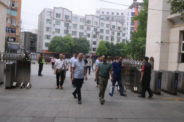 参观学校