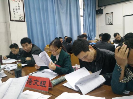 语文组老师仔细阅读导学案蓝本