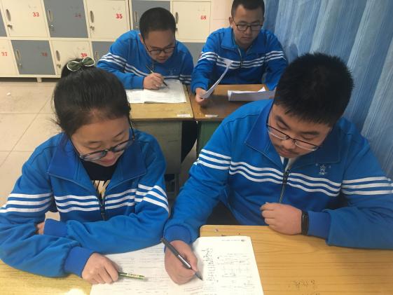 高二3班 冯昕然（左） 姜卜文（右）