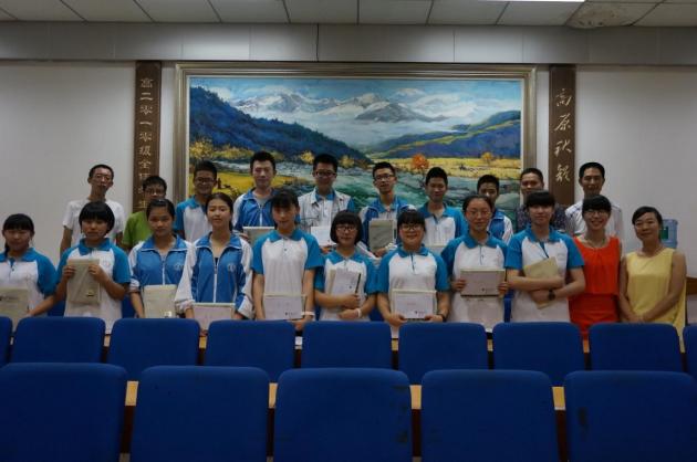 获奖同学与老师合影留念