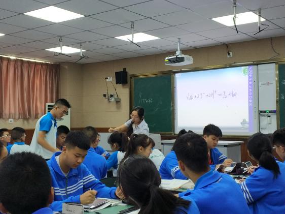 尤老师与学生同学互动