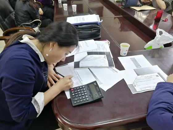 专家组一行仔细核对相关资料