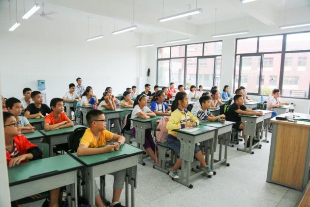 坐姿端正的同学们