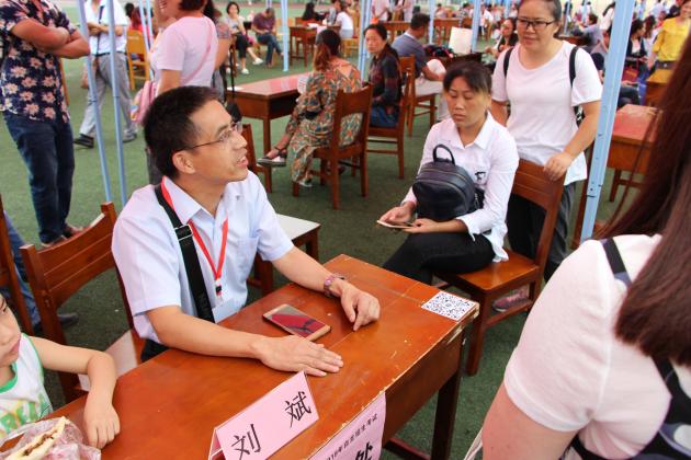 刘斌老师与家长深入交流