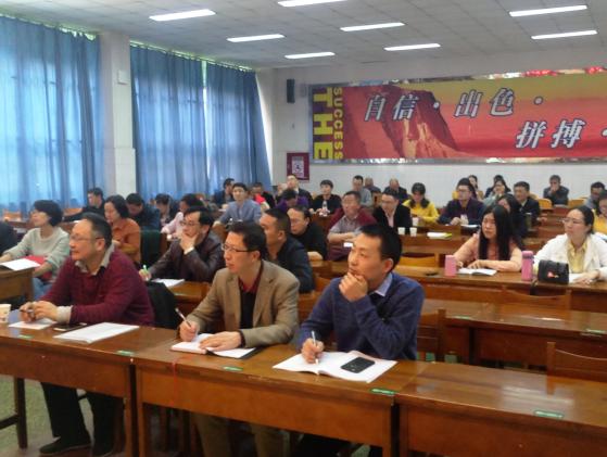 老师们认真做笔记