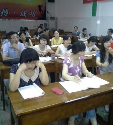 英语组教师认真学习
