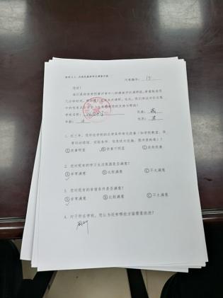 专家组一行发放调查问卷