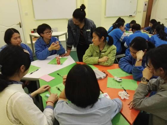 伍林老师聆听小组内分享