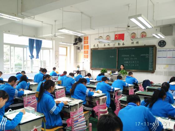 家长和老师一前一后认真监考