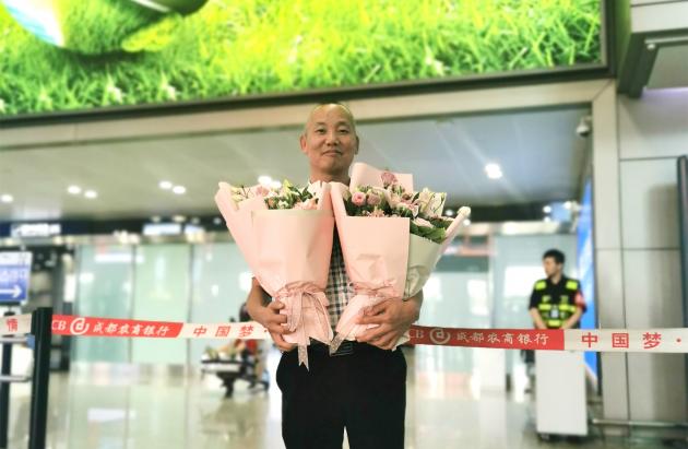 用热情的笑容欢迎同学们