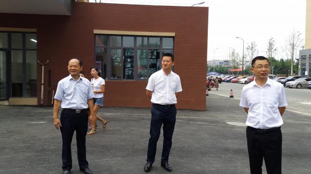 教育局安全科副科长任昌明关心开学工作