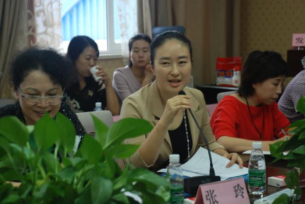 四川省教育厅国际交流与合作副处长贺羽女士主持会议