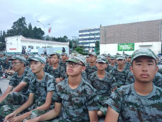 图3：学生认真聆听杜主任发言